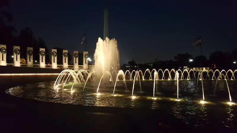The Washington Monument framed above the World War II Memorial fountain